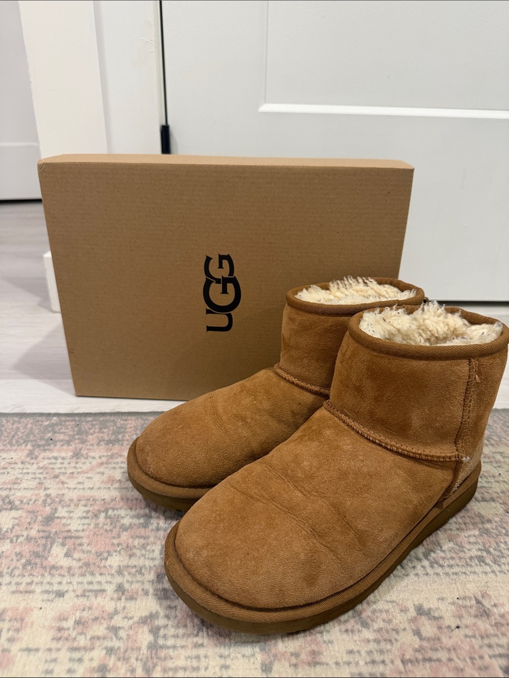 Uggs mini classic chestnut size 6